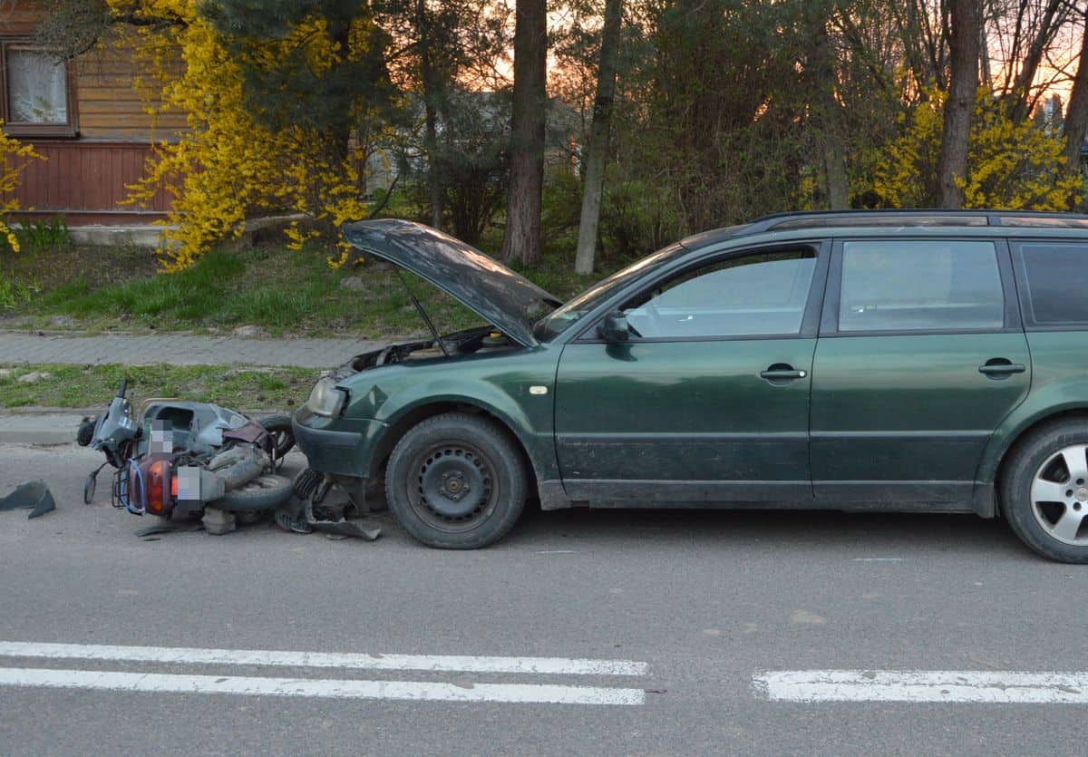 Czołowe zderzenie motoroweru z autem osobowym.
