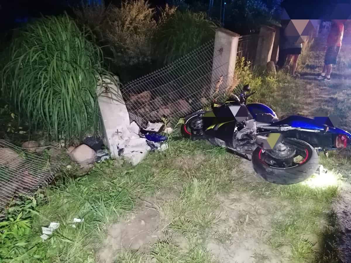 Motocyklem uderzył w ogrodzenie posesji.