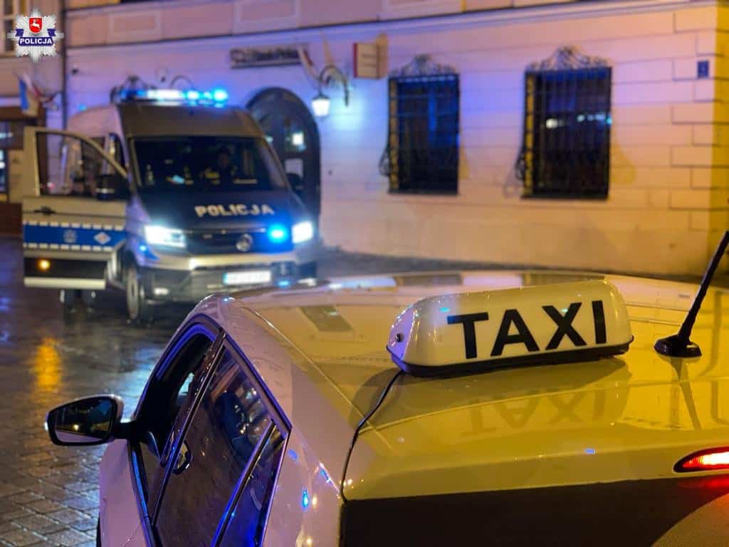 Policja kontrolowała taksówkarzy w mieście.