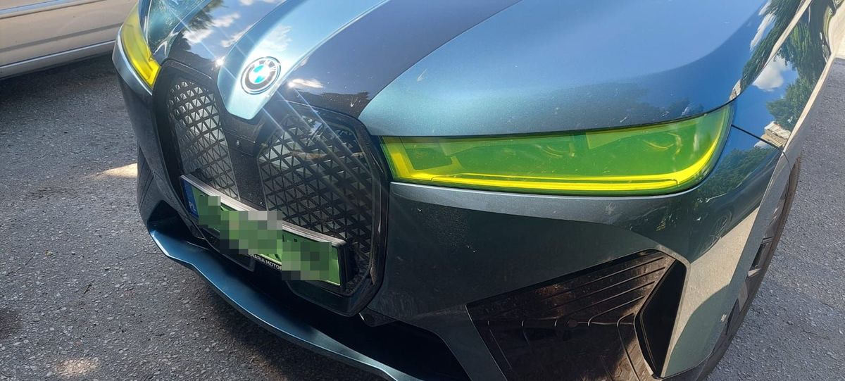 Policja zatrzymuje dowód rejestracyjny BMW z zielonymi reflektorami w Lublinie.