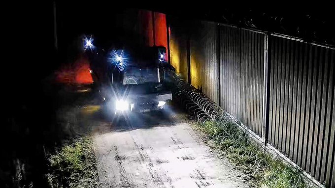 Polska straż graniczna użyła działek wodnych przeciwko próbie nielegalnego przekroczenia granicy polsko-białoruskiej przez migrantów.