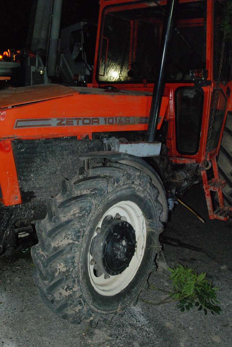 Tragiczny wypadek w Mirczu - Kierujący ciągnikiem rolniczym stracił życie w zderzeniu z drzewem.