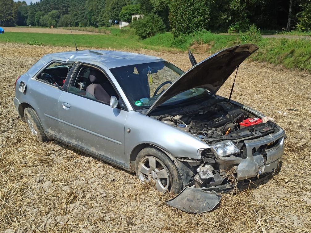 Nietrzeźwy Kierowca Audi Wypadł z Drogi i Koziołkował w Antoniówce – Aktualny Zakaz Prowadzenia Pojazdów