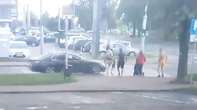 Idiota w BMW potrącił kobietę z dzieckiem na przejściu dla pieszych.