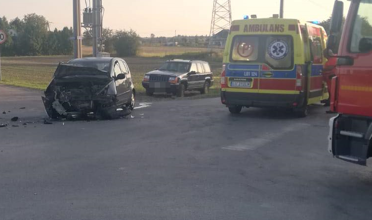 Nietrzeźwa 69-latka i 18-latek bez prawa jazdy zderzyli się w Krępcu.