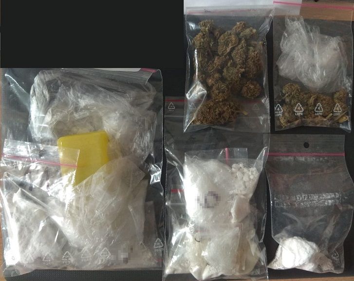 Bialscy kryminalni ujawnili niemal tysiąc porcji narkotyków – dwóch mężczyzn usłyszało zarzuty.