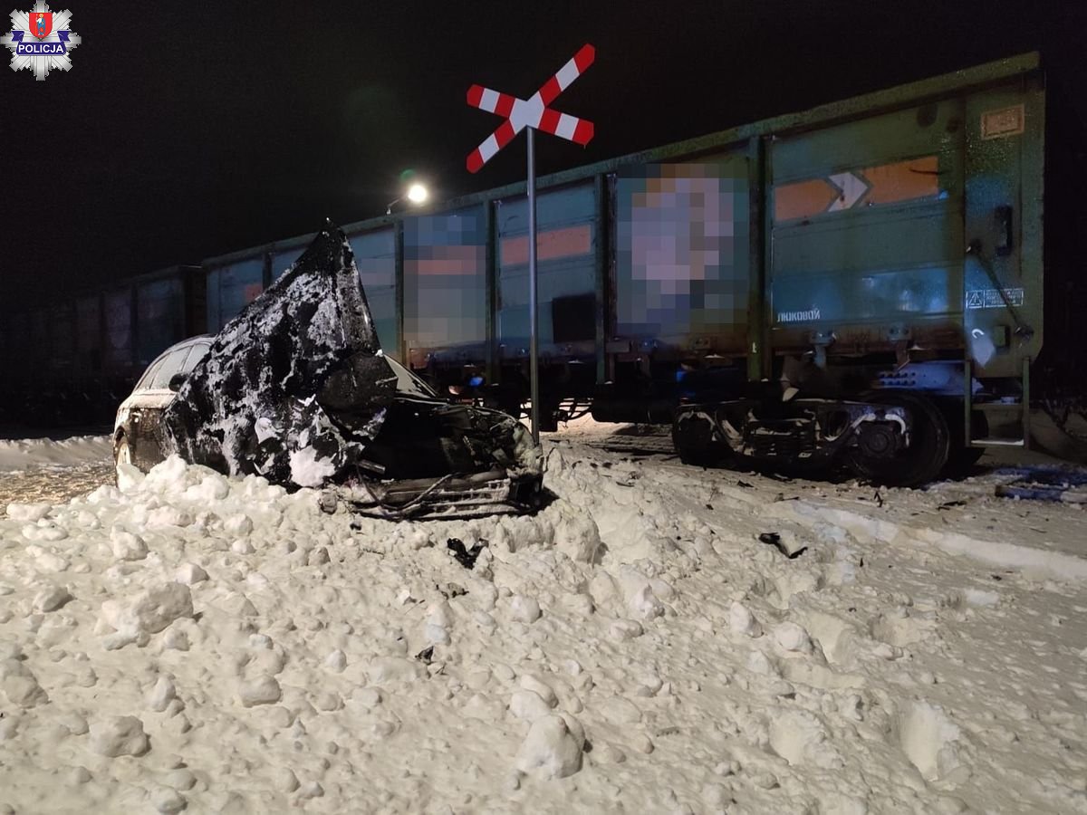 Kolizja na Przejściu Kolejowym w Gminie Sitno: Ostrożność na Zimowych Dróg.