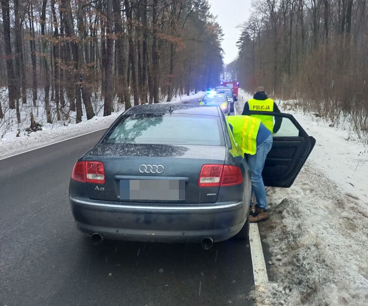 Dramatyczny Wypadek na DW nr 850: Nietrzeźwy Kierowca Audi Wjechał w Tył Renault, 59-latek Hospitalizowany