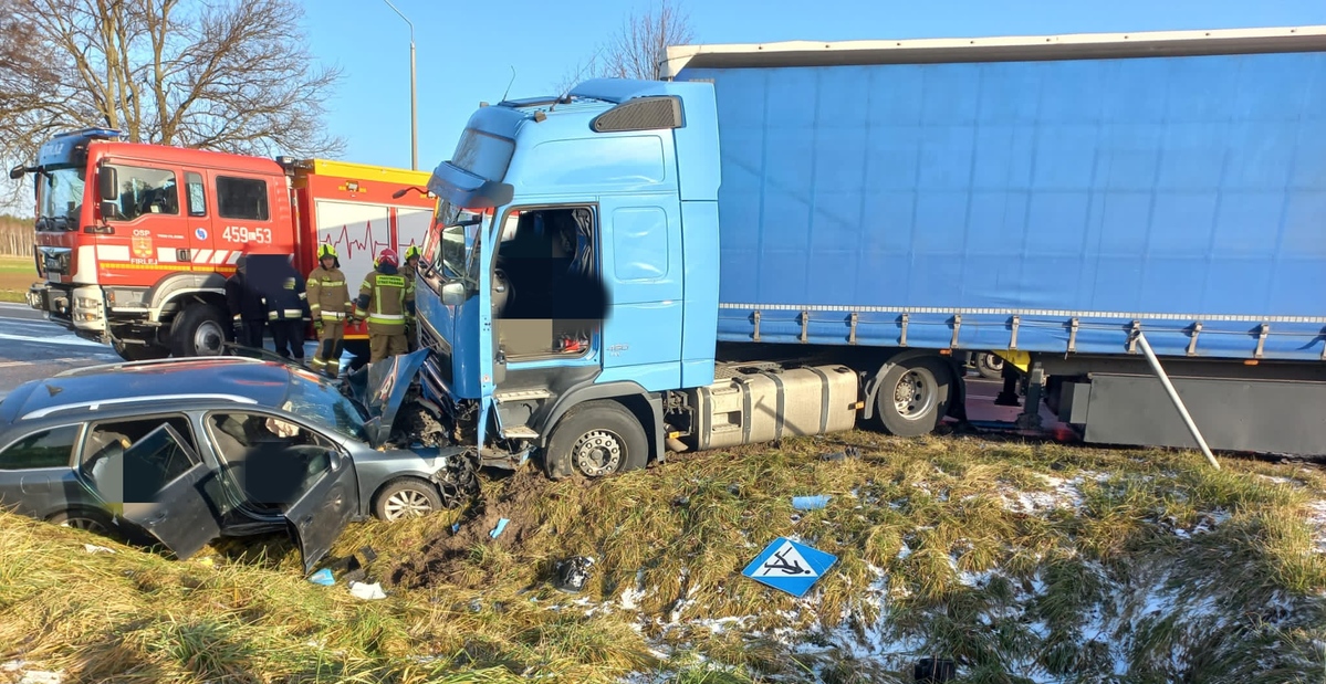 Zderzenie samochodu ciężarowego i osobówki w miejscowości Łukówiec - Apel o ostrożność na drogach.