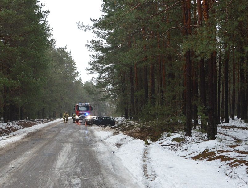 Ostrożność Zimą na Drogach: Kobiecie z Dzieckiem Udało Się Uniknąć Poważnego Wypadku
