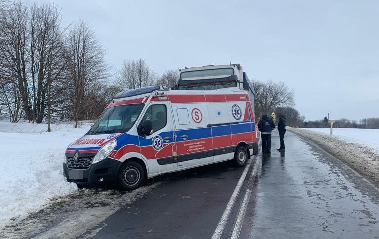 Niebezpieczne Zdarzenie w Poturzynie: Karetka Pogotowia Ratunkowego i Ciężarówka Kolidują na DW nr 852.